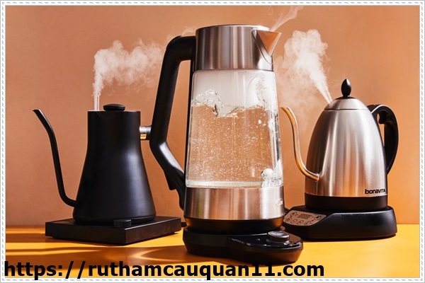 Thông bồn cầu bị nghẹt với nước nóng