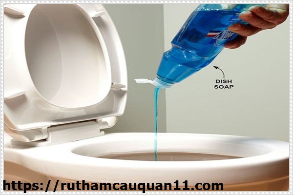 Thông bồn cầu bị nghẹt với nước nóng và nước rửa chén