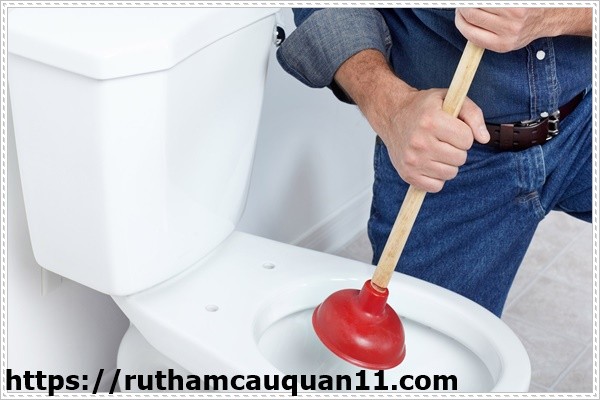 Thông bồn cầu bị nghẹt với nước nóng hiệu quả nhất