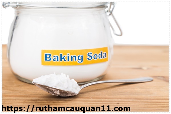 Thông bồn cầu bị nghẹt với nước nóng và baking soda