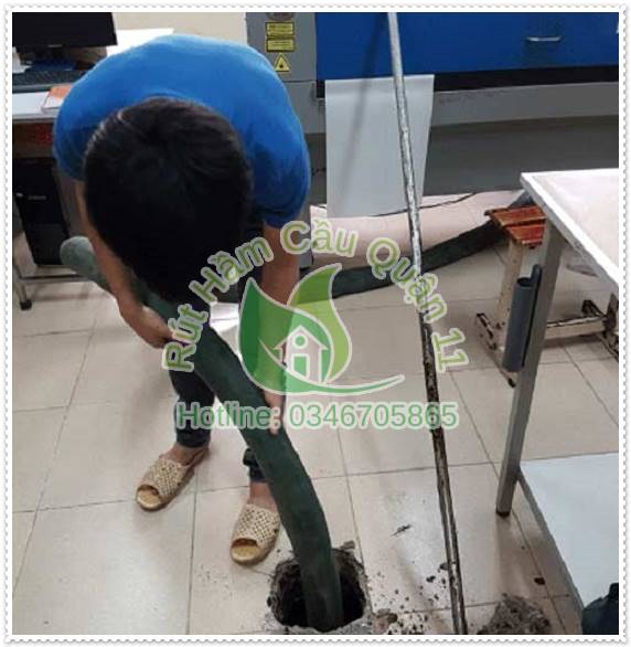 Nhà vệ sinh bị tắc bởi đường ống thoát nước