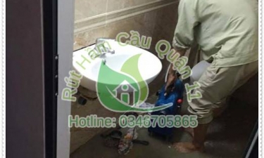 Bồn cầu mới bị mùi hôi