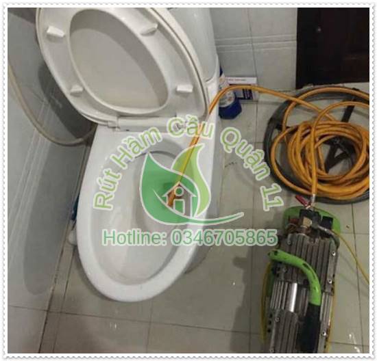 cách thông tắc bồn cầu bằng máy lò xo
