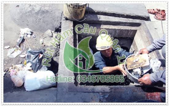 Đem rác thải dưới cống lên trên