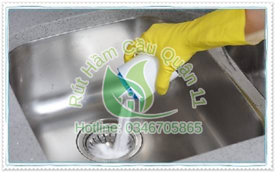 Nước s&ocirc;i kết hợp với muối để th&ocirc;ng tắc ống