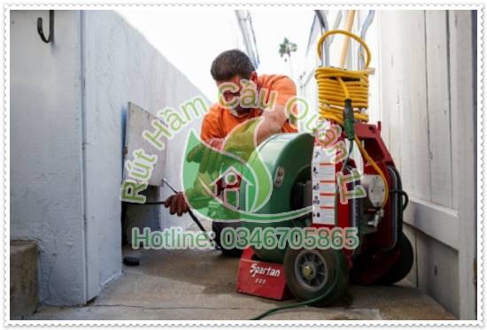 thông tắc cống nghẹt bằng máy lò xo chuyên dụng