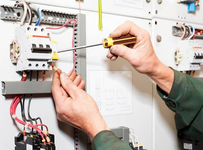 Thợ sửa điện nước quận 11 làm việc trong Tết